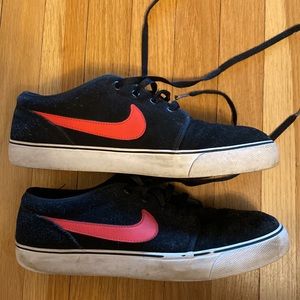 Nike black skate sneaker low top